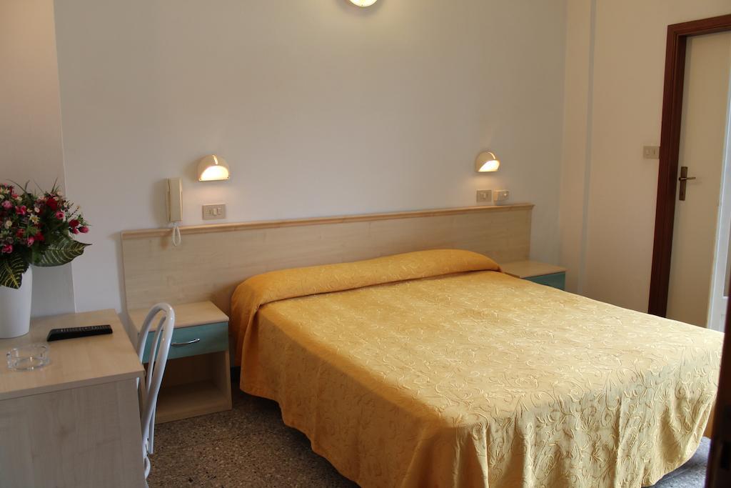 Hotel Madrid Cattolica Zimmer foto